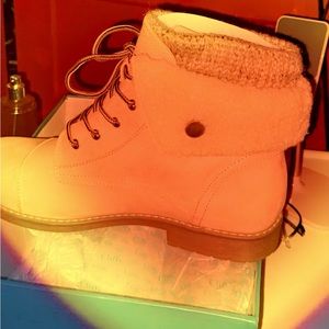 Pale pink women’s boots ( never worn)